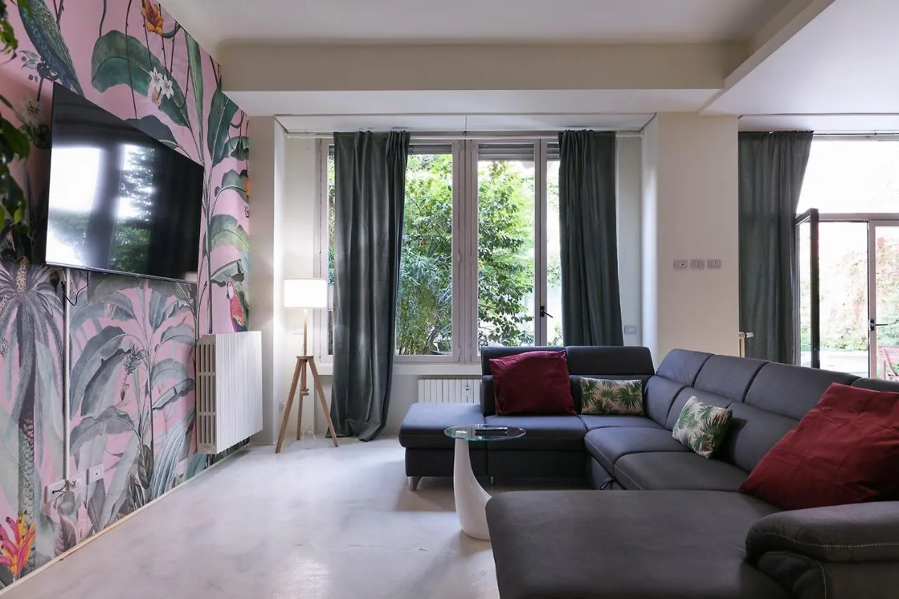 Prestige Boutique Homes - Garden & Pool Milan Apartment